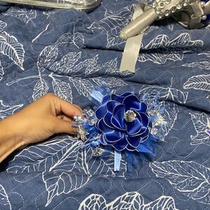 Small, back of the hair, royal blue and sliver